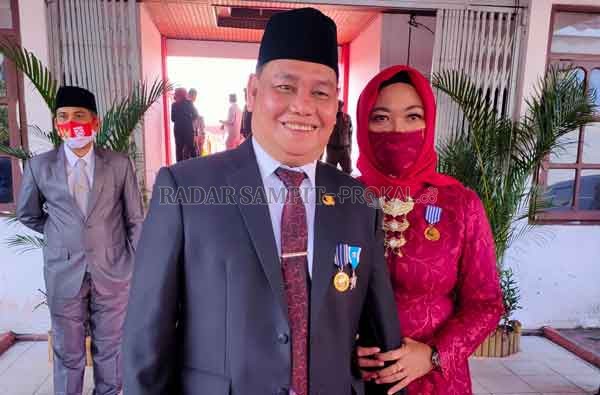 Sekda Kotim Halikinnor bersama istri.(DOK.RADAR SAMPIT)