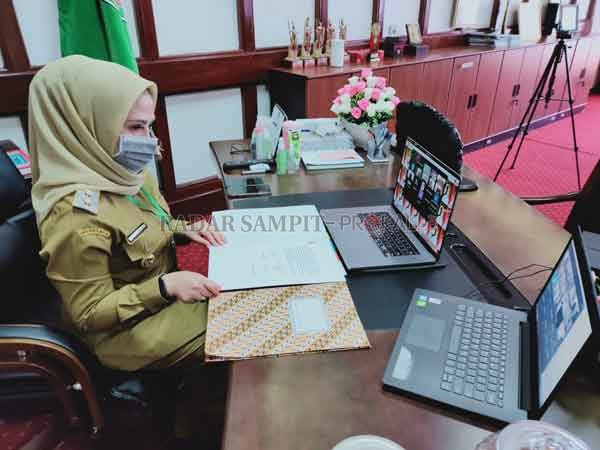RAPAT: Wakil Bupati Seruyan Iswanti saat melakukan rapat virtual dengan para kepala desa (Kades) membahas terkait pembersihan sungai, belum lama ini.(IST/RADARSAMPIT)