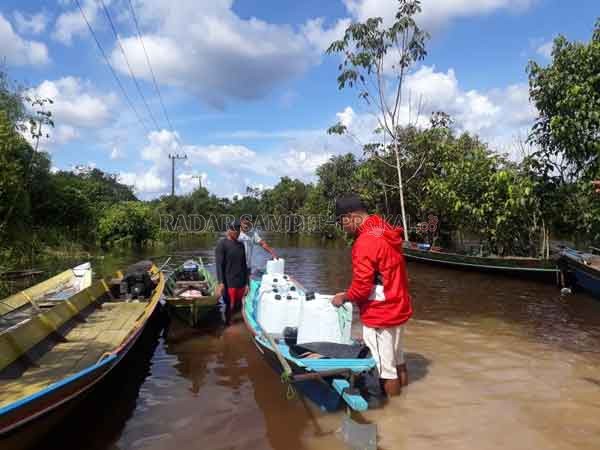 AIR BERSIH : Petugas Kecamatan Kolam saat mendistribusik air bersih untuk warga Desa Kondang, Selasa (22/9).(ISTIMEWA/RADAR PANGKALAN BUN)