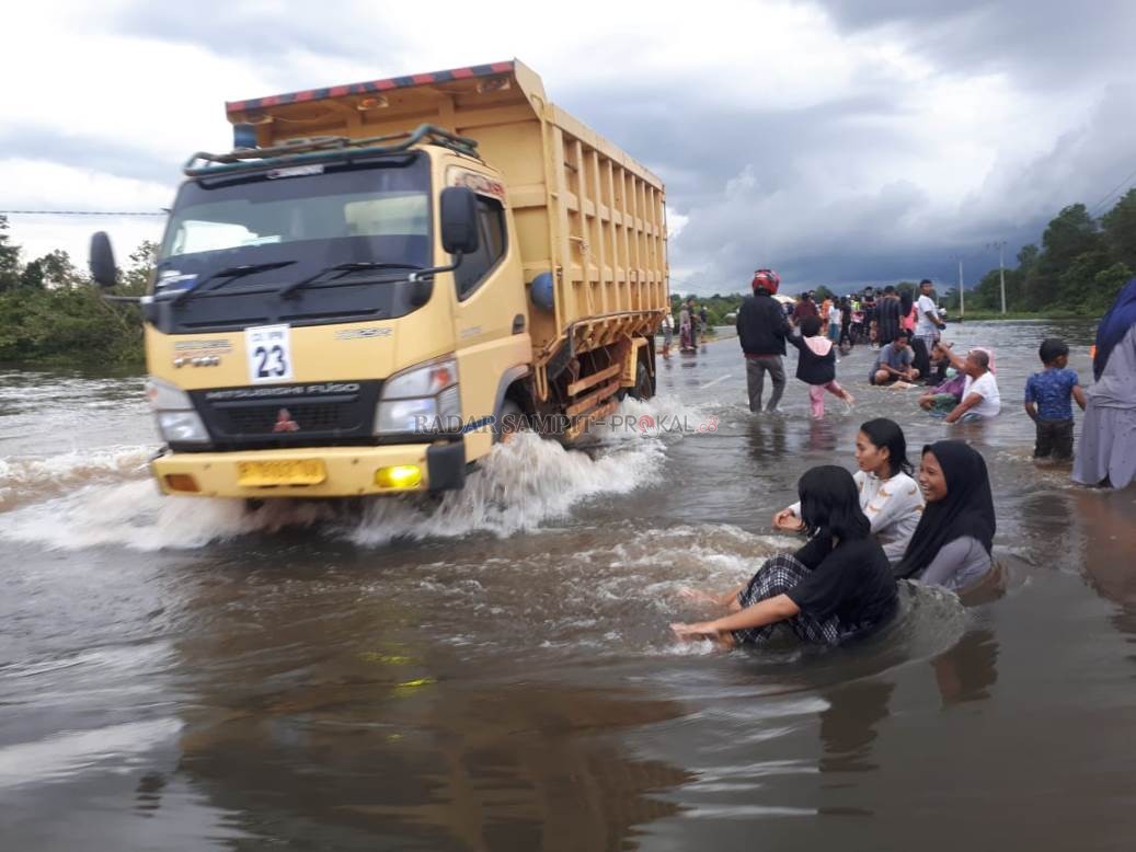 DILARANG SEMENTARA : Untuk mengantisipasi hal yang tidak diinginkan dan juga menjaga kondisi jalan, kendaraan besar seperti jenis truk dilarang melintasi Jalan Pangkalan Bun-Kotawaringin Lama