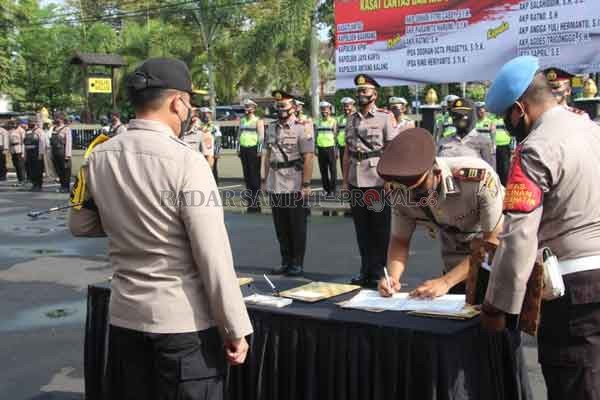 SERTIJAB : Kapolres Kotim AKBP Abdoel Harris Jakin memimpin serah terima jabatan (Sertijab) lima perwira, Selasa (22/9) kemarin.(FAHRY/RADAR SAMPIT)