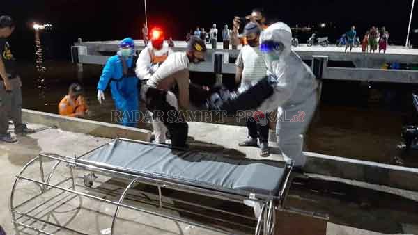 EVAKUASI: Anggota Polsek Kumai dan petugas kesehatan saat mengevakuasi jenazah Ibrahim yang ditemukan meninggal dunia di kapalnya, Rabu (23/9).(POLSEK KUMAI FOR RADAR SAMPIT)