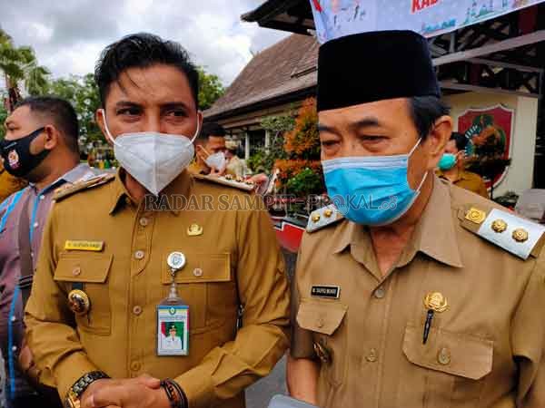 WAWANCARA: Bupati Kotim Supian Hadi bersama Wakil Bupati Kotim M Taufiq Mukri, usai apel Ikrar Netralitas ASN, di halaman kantor Bupati Kotim, Selasa (22/9).(YUNI/RADAR SAMPIT)