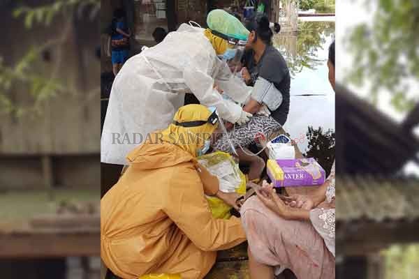 LAYANAN KESEHATAN: Petugas Puskesmas Kotawaringin Lama saat keliling ke perkampungan yang terdampak banjir untuk pelayanan kesehatan, Kamis (24/9).(GUSTI HAMDAN/RADAR SAMPIT)