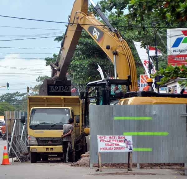 PROYEK DALAM KOTA : Pengerjaan drainase dalam Kota Sampit, Kabupaten Kotawaringin Timur, beberapa waktu lalu. Proyek multiyears ini menelan anggaran puluhan miliar rupiah.(DOK/RADAR SAMPIT)