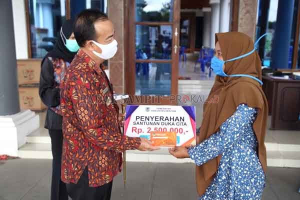 SANTUNAN : Bupati Seruyan Yulhaidir menyerahkan santunan duka cita kepada ahli waris, warga kurang mampu, Kamis (24/9).(   HENDRI EDITIA/RADAR SAMPIT)