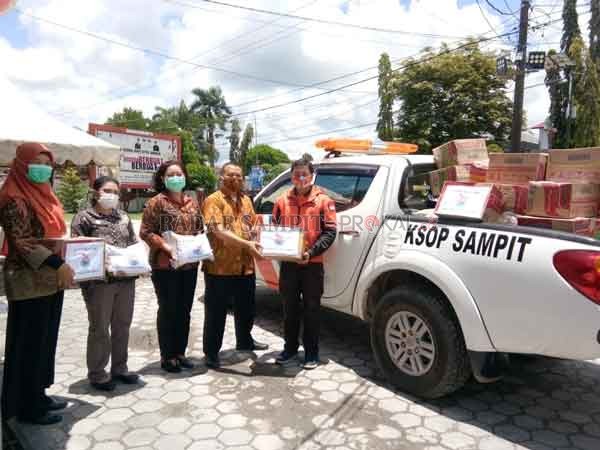 BANTUAN: Jajaran KSOP Kelas III Sampit saat menyerahkan bantuan sembako secara simbolis ke Posko Satgas Penanganan Covid-19 Kotim untuk warga Kotim yang terdampak banjir, Jumat (25/9).(HENY/ RADAR SAMPIT)
