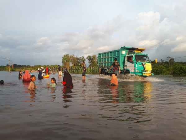 WISATA DADAKAN: Jalan Pangkalan Bun-Kotawaringin Lama kilometer 36 masih ramai dikunjungi warga untuk bermain air.(GUSTI HAMDAN/RADAR SAMPIT)