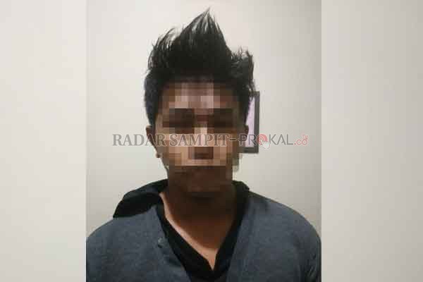 TERTANGKAP: Pelaku dan barang bukti saat diamankan oleh pihak kepolisian Polsek Kahayan Hilir.(POLSEK KAHAYAN HILIR For RADAR SAMPIT)