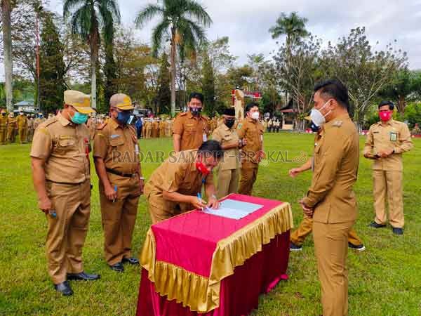 IKRAR: Bupati Kotim Supian Hadi saat menyaksikan penandatanganan ikrar netralitas ASN, dalam apel netralitas ASN dalam Pilkada serentak 2020, di halaman kantor Bupati Kotim, Selasa (22/9).(DOK.YUNI/RADAR SAMPIT)