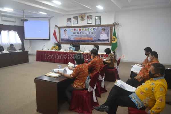 PIMPIN : Wakil Bupati Gumas Efrensia LP Umbing (tengah) didampingi Kepala BPBD Champili, dan Kasatpol PP Salampak Haris, ketika memimpin rakor dan evaluasi percepatan penanganan Covid-19, di Ruang Rapat Lantai I Kantor Bupati, pekan lalu.(DISKOMINFO SANTI