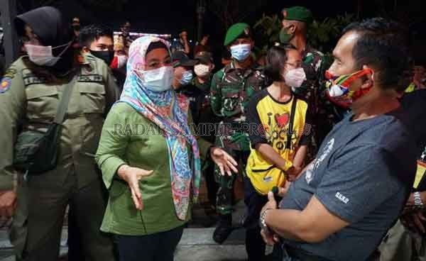 CEGAH COVID-19: Ketua Harian Satgas Covid-19 Kota Palangka Raya Emi Abriyani, bersama anggota satgas lainnya saat melaksanakan patroli rutin di setiap ruas jalan dan tempat-tempat yang dinilai rawan akan penularan covid 19, Sabtu (26/9) malam.(Istimewa/ S