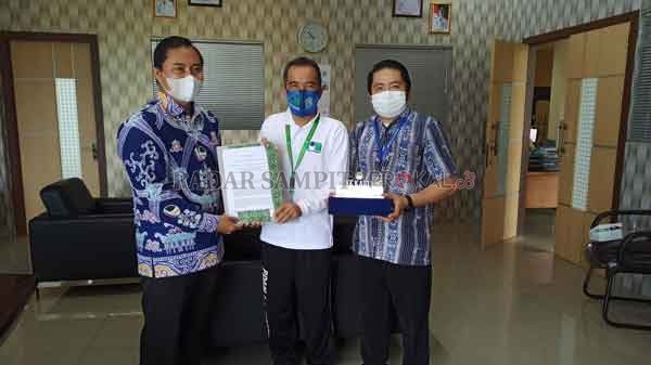 SEPAHAM: PDAM Tirta Dharma Lamandau jalin  kemitraan dengan Bank Kalteng. Penandatanganan perjanjian kerja sama itu telah dilakukan Jumat (25/9) tadi.(RIA MEKAR/RADAR PANGKALAN BUN)