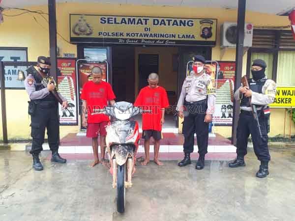 CURANMOR : Kapolsek Kolam Iptu Kustianto (dua dari kanan) menunjukkan tersangka dan barang bukti pencurian kendaraan bermotor, Senin (28/9).(GUSTI HAMDAN/RADAR PANGKALAN BUN)