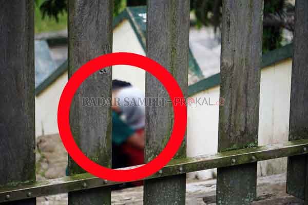 TAK SENONOH : Sepasang ABG berbuat tak senonoh di kawasan Alun-alun Istana Kuning Pangkalan Bun, Minggu (27/9) sore. (ISTIMEWA/RADAR PANGKALAN BUN )