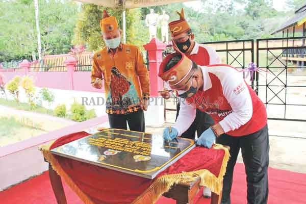 TANDA TANGAN : Bupati Gumas Jaya S Monong bersama Kapolda Kalteng Irjen Pol Dedy Prasetyo, dan Danrem 102/Pjg Brigjen TNI Purwo Sudarwanto ketika melakukan penandatanganan prasasti sebagai tanda peresmian renovasi situs cagar budaya Tambung Bungai, di Des
