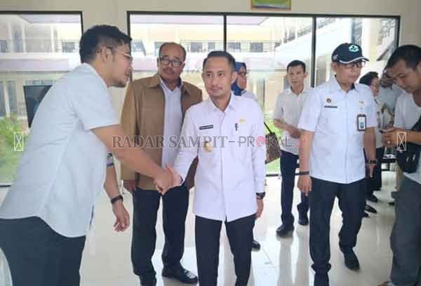 PENYAMBUTAN: Wali Kota Palangka Raya Fairid Naparin saat mengunjungi RSUD milik pemerintah Kota Palangka Raya, sebelum merebaknya pandemi Cobvid-19 beberapa waktu lalu.(Dok/Humas Pemkot)