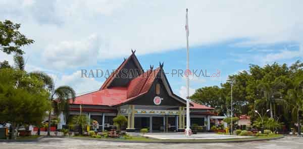 TUNGGU SK PAW: DPRD Kotim masih menunggu surat keputusan (SK) Gubernur Kalteng terkait penetapan dua orang Pengganti Antar Waktu (PAW). Gedung DPRD Kotim tampak dari depan.( IST/RADAR SAMPIT)