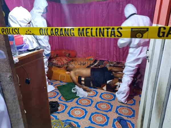 PENYELIDIKAN: Aparat Polres Bartim saat melakukan penyelidikan tewasnya seorang kakek di lokaliasi.(EKO/RADAR SAMPIT)