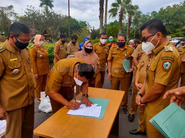 BANTUAN: Bupati Kotim Supian saat menyaksikan penandatanganan berkas penyaluran bantuan sosial bagi korban terdampak banjir di enam kecamatan, Senin (28/9).(YUNI/RADAR SAMPIT)