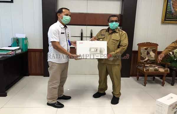 BANTUAN : Plt Gubernur Kalteng Habib Ismail bin Yahya (kanan) menyerahkan bantuan ventilator portable kepada RSUD Muara Teweh yang diterima oleh Kepala Dinas Kesehatan Barito Utara (Batara) Siswandoyo (kiri).(IST/BIRO ADMINISTRASI PIMPINAN)