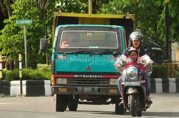 PERLU PENGASAWAN : Kendaraan angkut melintas di jalan dalam Kota Sampit, beberapa waktu lalu. Dewan minta instansi terkait melakukan pengawasan terhadap maksimal muatan (tonase) kendaraan.( Dok/RADAR SAMPIT)