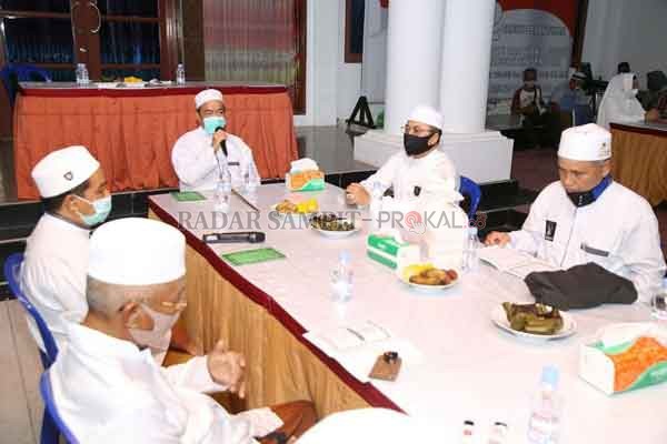 SAMBUTAN: Bupati Seruyan Yulhaidir (tengah) saat memberikan sambutan dalam acara doa bersama di Rujab Bupati Seruyan belum lama tadi.(PROKOM/RADARSAMPIT)