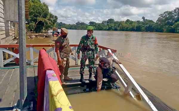 PENGECEKAN: Personel Polsek Hanau bersama dengan TNI serta Satpol PP saat melakukan pengecekan terhadap debit air yang ada di Kelurahan Rantau Pulut, Kecamatan Seruyan Tengah, belum lama ini.