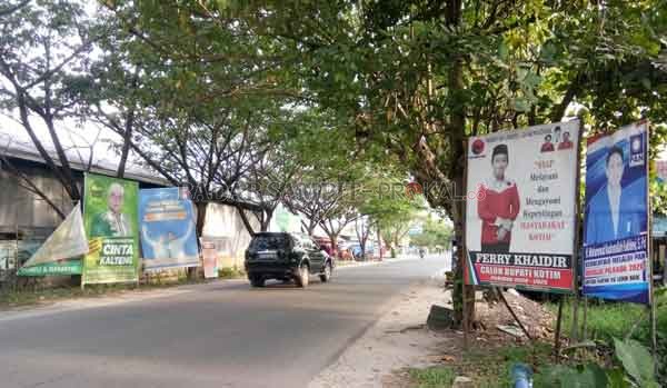 BASI: Baliho bertuliskan bakal calon (bacalon) Bupati dan Wakil Bupati Kotim, maupun bacalon Gubernur dan Wakil Gubernur Kalteng bertebaran di Sampit. (HENY/RADAR SAMPIT )