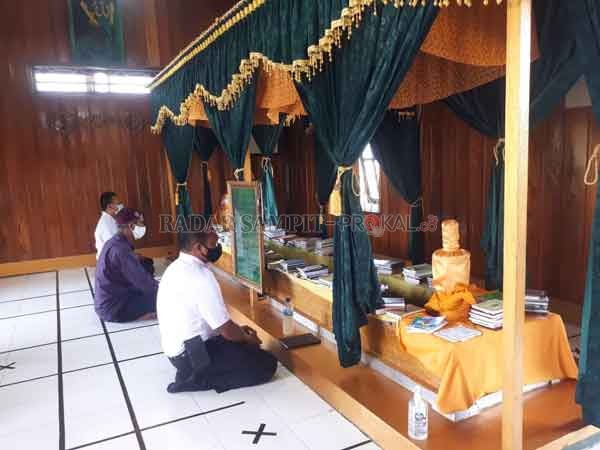 PENGARUHI WISATA : Banjir juga mempengaruhi kunjungan wisata religi di Kotawaringin Lama. Para peziarah tampak khidmat saat berada di makam Kiai Gede.(GUSTI HAMDAN/RADAR PANGKALAN BUN)