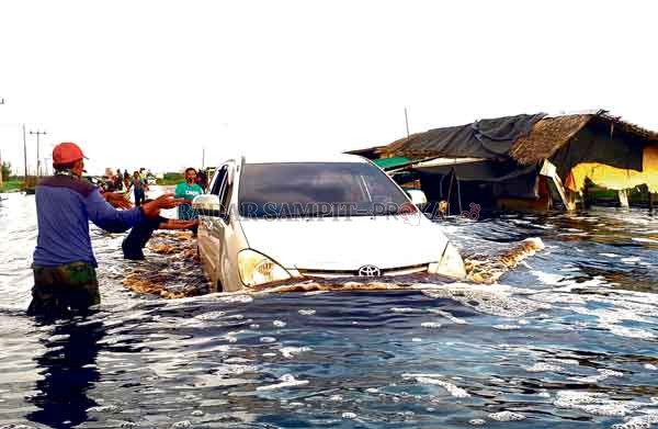 BANJIR: Ribuan rumah terendam banjir di dua kecamatan, termasuk akses Jalan Pangkalan Bun-Kotawaringin Lama.(GUSTI HAMDAN/RADAR PANGKALAN BUN)