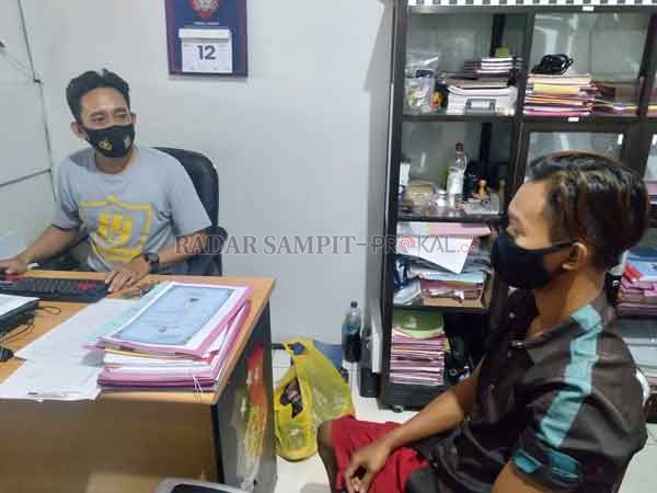 MENCURI: Windra Hardianto (20), pelaku pencurian uang dan perhiasan menjalani pemeriksaan di Mapolsek Ketapang, Kamis (1/10) kemarin.(FAHRY/RADAR SAMPIT)