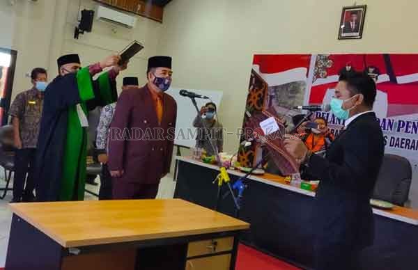 REGENERASI : Bupati Kotim Supian Hadi ketika memberikan ucapan selamat usai pelantikan Suparmadi sebagai Pj Sekda Kotim, Kamis (1/10).(YUNI/RADAR SAMPIT )