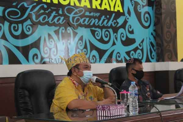 RAPAT : Asisten II Bidang Perekonomian dan Pembangunan, Amandus Frenaldi mengikuti rapat konsolidasi bersama Kepala Dinas Lingkungan Hidup Kalteng, Essau Tambang, Jumat (2/10) .(Ist/RADAR SAMPIT)