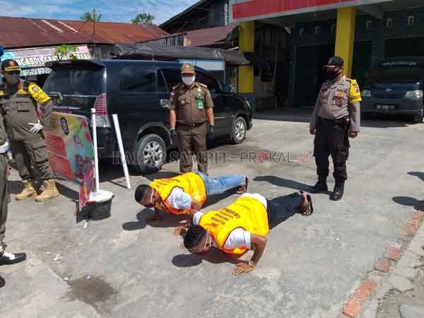 HUKUMAN : Warga yang kedapatan tim gabungan saat razia yustisi dan tidak mematuhi protokol kesehatan, mendapatkan sanksi berupa push up di tempat.(istimewa)