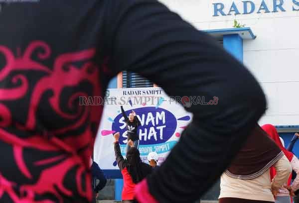 Instruktur Senam Sehat Eva tampak bersemangat memandu peserta senam di halaman Radar Sampit, Minggu (4/10) pagi.(USAY NOR RAHMAD/RADAR SAMPIT)