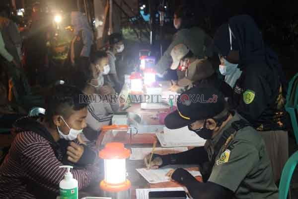BANYAK TAK PATUH: Petugas Tim Gabungan Satgas Covid-19 Kota Palangka Raya ketika mencatat para pelanggar protokol kesehatan saat  operasi yustisi penegakkan Perwali Nomor 26 Tahun 2020, di pertigaan Jalan Yos Sudarso dan Jalan Raya Galaksi, pada Sabtu (3/