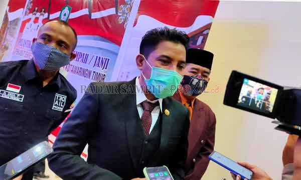 KONFRIMASI: Bupati Kotim Supian Hadi didampingi Pj Sekda Kotim Suparmadi, saat diwawancarai media belum lama tadi.(YUNI/RADAR SAMPIT)