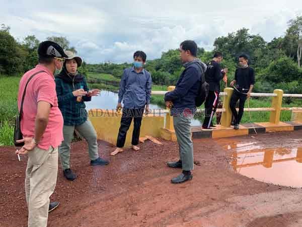 CEK LAPANGAN: Tim dari Kejari Kotim saat mengecek fisik Jembatan Pamalian, baru-baru ini.(KEJARI KOTIM FOR RADAR SAMPIT)