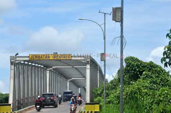 FASILITAS: Lampu Penerangan Jalan Umum (PJU) yang ada di Jembatan Mentaya Desa Bajarum, yang tak berfungsi.(DOK.RADARSAMPIT)