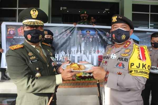 SINERGI : Kapolda Kalimantan Tengah Irjen Pol Dedi Prasetyo saat menyambangi Komandan Korem 102 Panju Panjung Brigjen TNI Purwo Sudaryanto, sebagai kejutan di hari ulang tahun ke-75 TNI, Senin (5/10).(DODI RADAR PALANGKA)