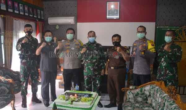 HUT: Dandim 1015 Sampit Letkol CZI Akhmad Safari, berfoto bersama dengan Kapolres , Kabag Ops, Kasdim, Ketua Pengadilan Negeri Sampit, dan perwakilan Kejaksaan Kotim, usai apel peringatan HUT TNI ke-75, yang digelar secara virtual, di Makodim Sampit, Seni