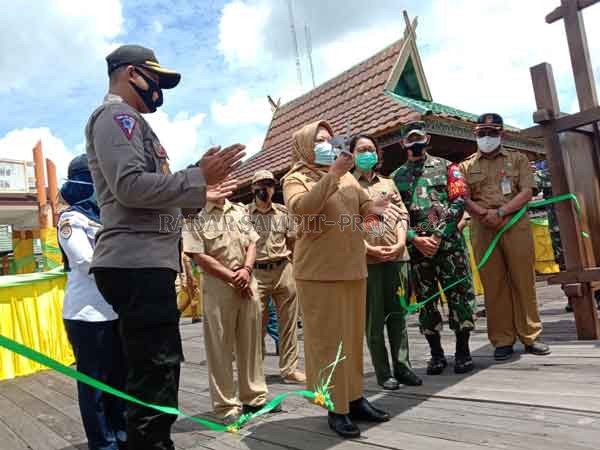 REAKTIVASI ; Bupati Kobar Hj Nurhidayah bersama Forkopimda dan Kabalai TNTP serta pelaku pariwisata melakukan foto bersama di Kantor SPTN III TNTP Kumai, Selasa (6/10).(KOKO SULISTYO/RADAR PANGKALAN BUN)