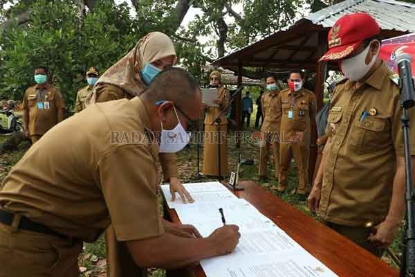 LANTIK: Bupati Seruyan Yulhaidir menyaksikan penandatangan surat keputusan pelantikan terhadap sepuluh pejabat yang bari dilantik di Seruyan, Selasa (6/10).(IST/RADARSAMPIT)