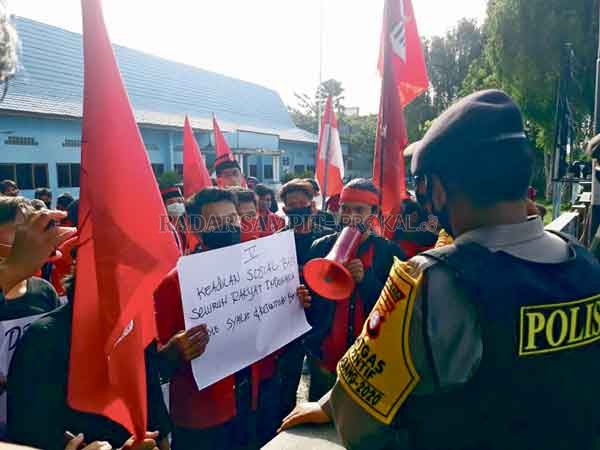 GAGAL: Aparat kepolisian meredam aksi mahasiswa dari Gerakan Mahasiswa Nasional Indonesia (GMNI) Kalteng yang berencana menggelar aksi di kantor DPRD Kalteng, Selasa (6/10).(DODI/RADAR SAMPIT)