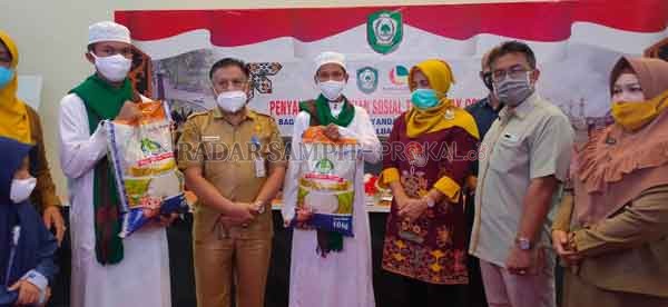 BANTUAN: Asisten I Setda Kotim Nur Aswan mendampingi penyaluran bantuan Covid-19 dari Pemprov Kalteng kepada masyarakat Kotim di Kantor Diskominfo Kotim, Selasa (6/10).(DESI WULANDARI/ RADAR SAMPIT)