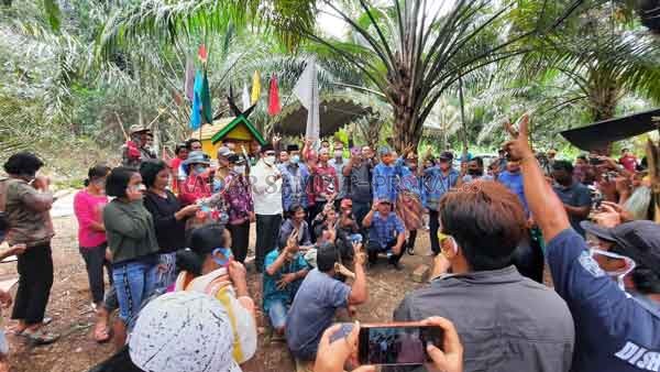 PEDULI GURU: Pasangan calon bupati dan wakil bupati Kotim Taufiq Mukri dan Supriadi saat memenuhi undangan warga di Desa Tumbang Mujam, Kecamatan Tualan Hulu, beberapa waktu lalu