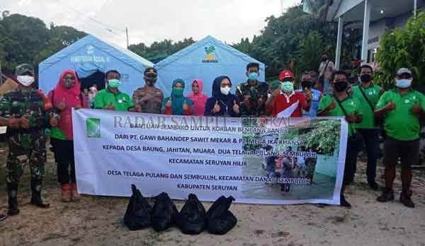Bersama dengan Wakil Bupati Seruyan, Iswati memberikan bantuan Sembako untuk warga Desa Telaga Pulang