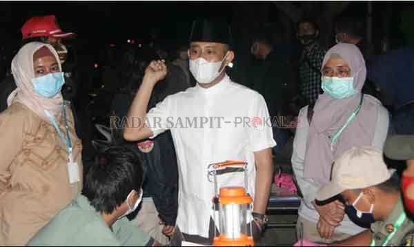 TERUS MENGIMBAU : Wali Kota Palangka Raya Fairid Naparin ketika mengingatkan masyarakat untuk tetap mentaati protokol kesehatan, meski tingkat penyebaran Covid-19 menurun.(IST/HUMAS PEMKOT)