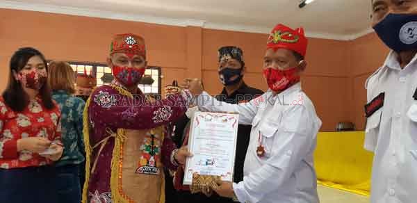 PENGHARGAAN: Tunjang  SS Johannis salah satu tokoh Dayak di Kotim yang mendapatkan penghargaan dan lencana disematkan di kantor DAD Kotim (7/10) kemarin.(RADO/RADAR SAMPIT)
